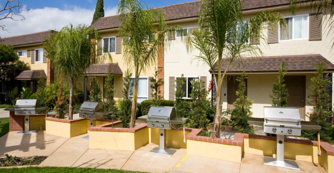 Photo slideshow: Tustin Parc Grill Area Photo